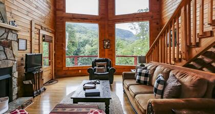 Custom log cabin with year-round views! HOT TUB & Gameroom!