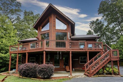 Custom log cabin with year-round views! HOT TUB & Gameroom!