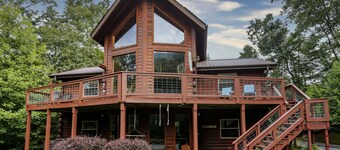 Cabane en rondins personnalisée avec vue toute l'année! HOT TUB & Gameroom! 