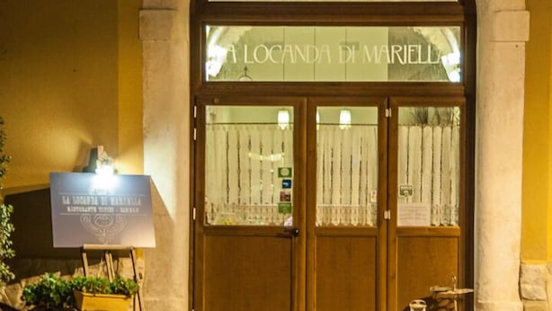 A building entrance with a sign reading "A LOCANDA DI MARIELLA". - La Locanda di Mariella (Poggio Picenze)