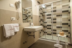 Habitación cuádruple | Baño | Ducha, artículos de higiene personal gratuitos y secador de pelo