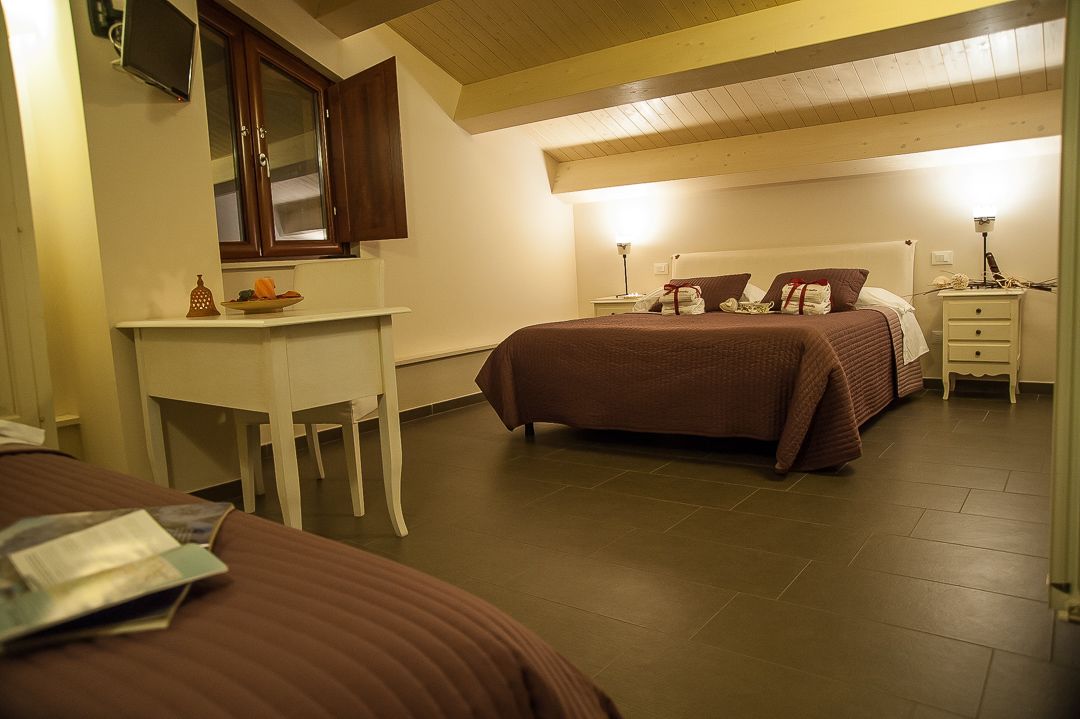 Une chambre à coucher avec un lit, un bureau et une chaise.