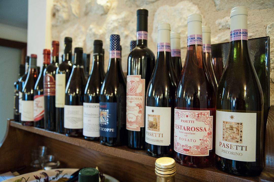 Varias botellas de vino sobre una estantería de madera.