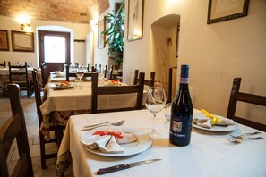 Déjeuner et dîner servis sur place
