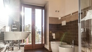 A modern bathroom with a large sink, two toilets, and a glass shower enclosure. - La Locanda di Mariella (Poggio Picenze)