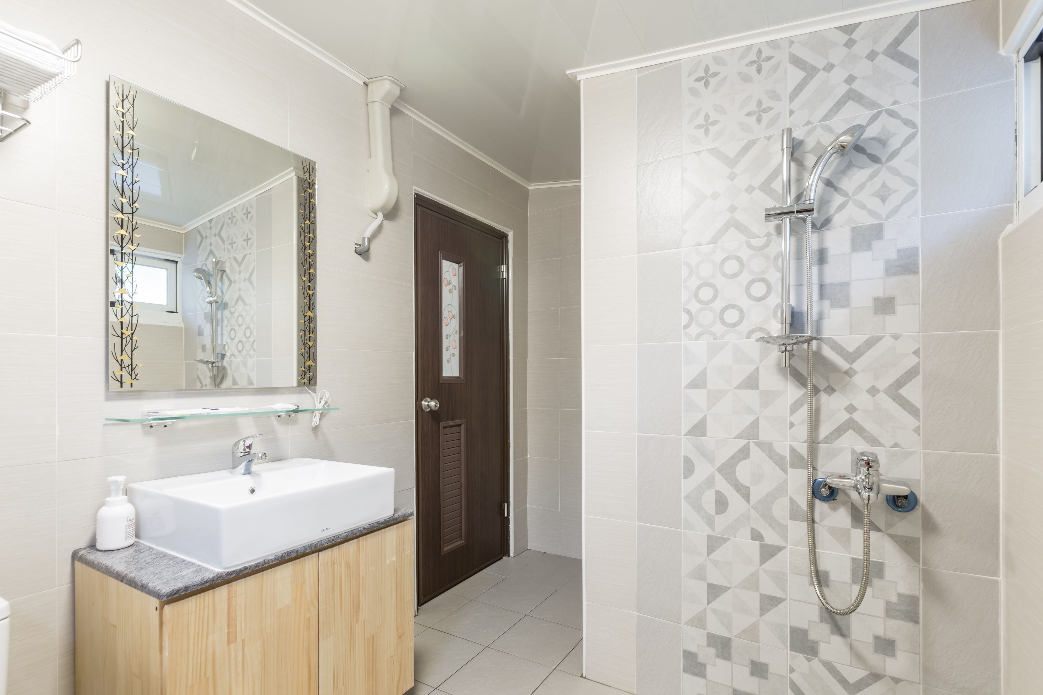 Gallery Double Room, 1 Double Bed, Non Smoking | Bathroom | Shower, rainfall showerhead, free toiletries, hair dryer