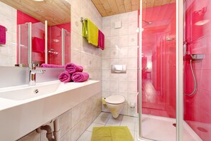 Departamento Confort, 2 habitaciones, vista a la montaña | Baño | Regadera y toallas 