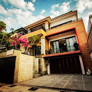 Vista frontal de la propiedad