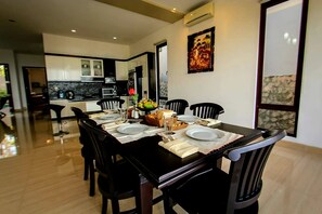 Familien-Suite, 4 Schlafzimmer, Nichtraucher | Essbereich im Zimmer