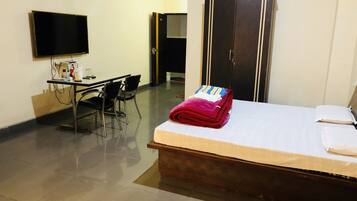 10 bedrooms, in-room safe, blackout curtains, rollaway beds