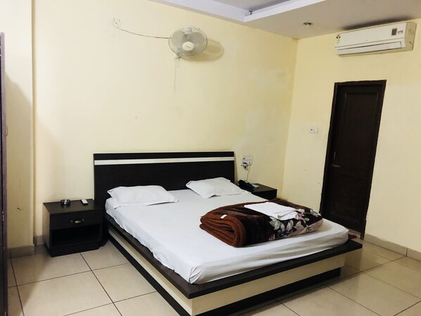 10 bedrooms, in-room safe, blackout curtains, rollaway beds