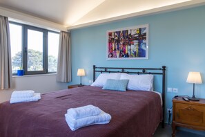 双人房 (24) | 高档床上用品、特色装修、特色家居、笔记本电脑工作区