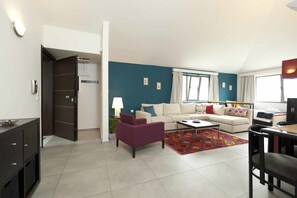 公寓 (23) | 起居区 | 平板电视、书