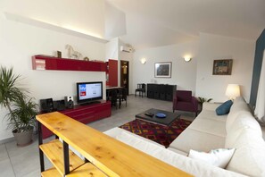 Apartment (23) | Living room | Flat-screen TV, books - CHROMA Lodge Pikermi  (Rafina-Pikermi)
