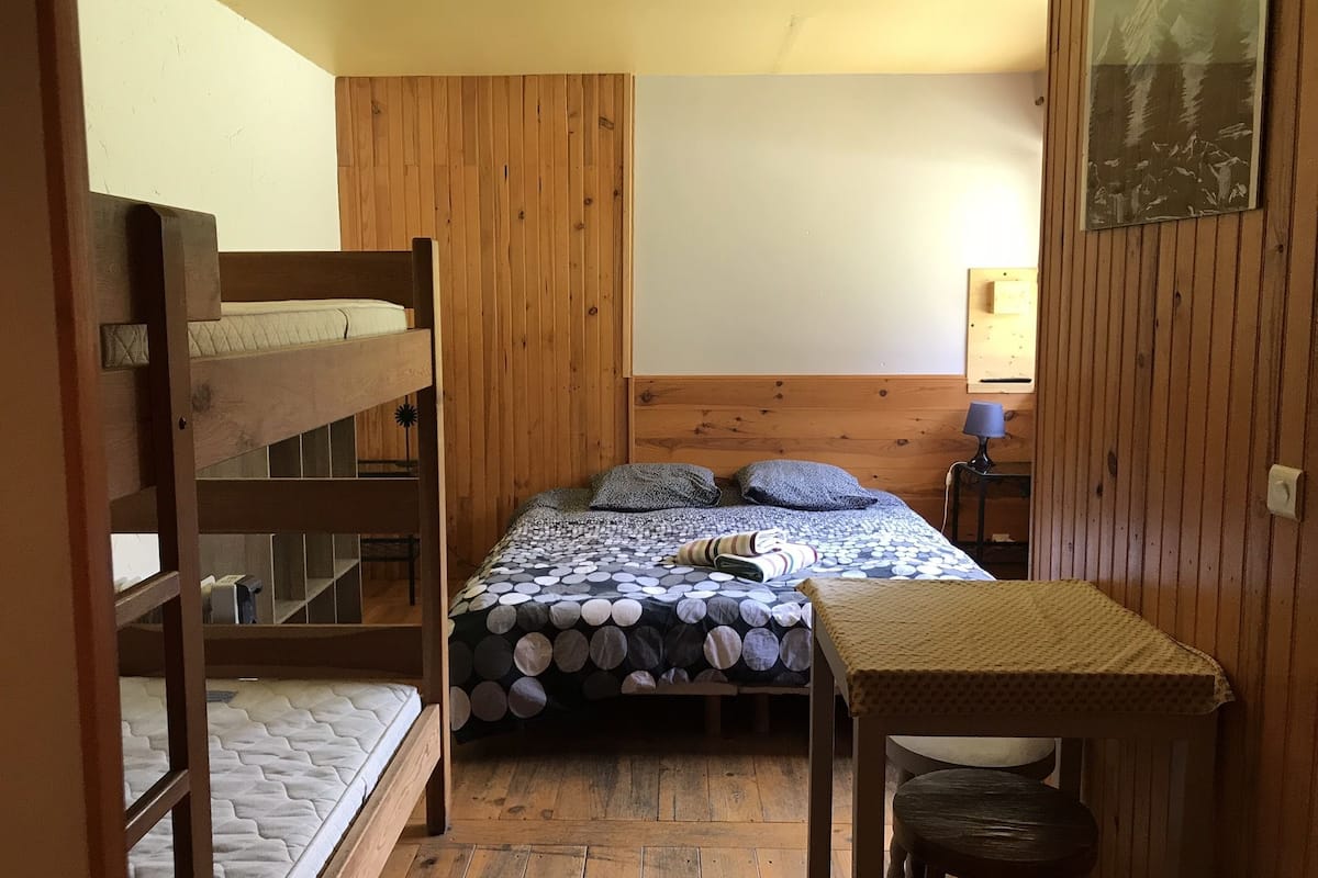 Standard Quadruple Room, Mountain View | Langsir/tirai gelap terus, kalis bunyi, Wi-fi percuma, cadar katil 