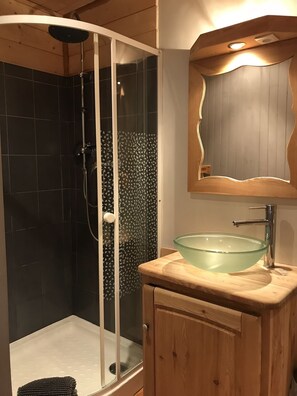 Standard Quadruple Room, Mountain View | Bathroom | Shower, towels - Le Gîte Le Pas de l'Ane (Villar-d'Arene)