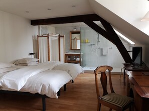 Comfort kamer, 1 kingsize bed, uitzicht op de stad | Een minibar, gratis wifi, beddengoed