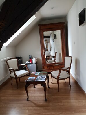 コンフォート ルーム キングベッド 1 台 シティビュー | リビング エリア | 薄型テレビ