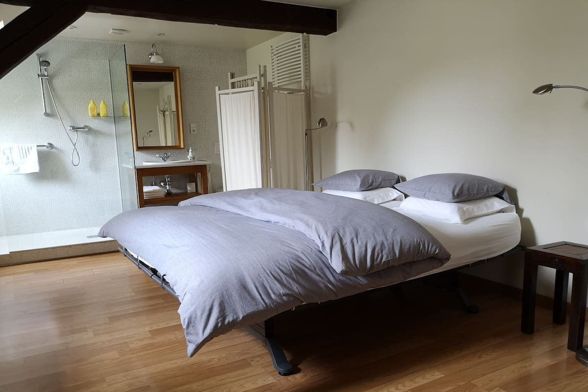 Quarto conforto, 1 cama King, vista para o jardim | Frigobar, Wi-Fi de cortesia, roupa de cama