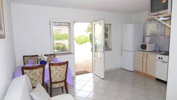 Apartment, 1 Bedroom, Ground Floor | Desk, free WiFi, bed sheets