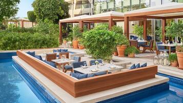 3 restaurantes, se sirven desayunos, comidas y cocina internacional