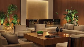 2 quầy bar/khu lounge, bar ở tầng thượng, cocktail bar