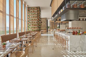 3 restaurants; breakfast, lunch, and dinner served - The Abu Dhabi Edition (Abu Dhabi)