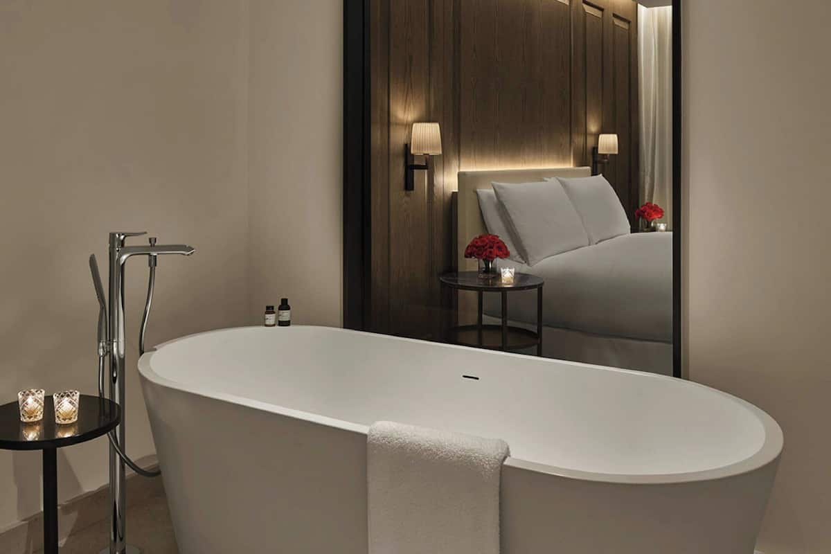 Tina y regadera independientes y amenidades de baño de diseñador