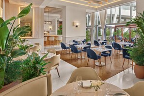 Här finns 3 restauranger som serverar frukost.