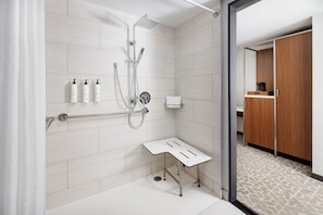 Amenidades de baño gratuitas, secadora de cabello, toallas