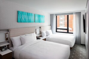 Chambre, 2 grands lits | Bureau, rideaux d’obscurcissement, fer et planche à repasser