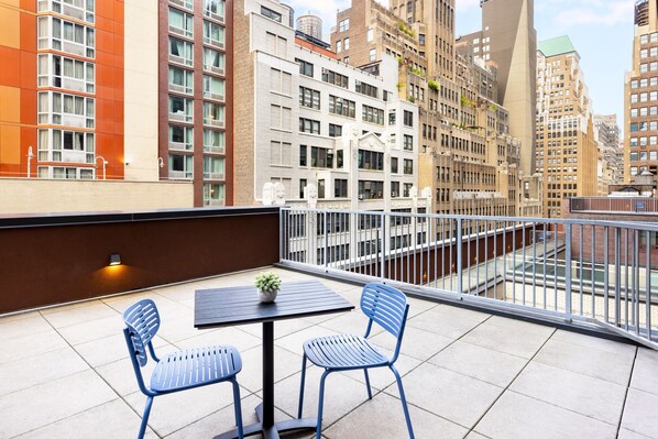 Studio, 2 Queen Beds, Terrace