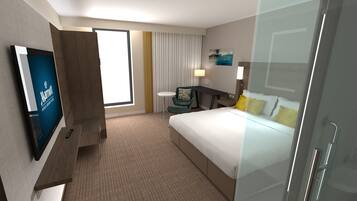 Een hotelkamer met een bed, een bureau, een stoel, een televisie en een raam met gordijnen.