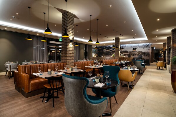 Breakfast, lunch, dinner served; British cuisine, garden views - Courtyard by Marriott Oxford South (Abingdon)