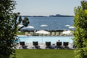 Piscine extérieure, parasols de plage, chaises longues