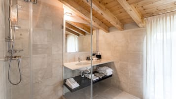 Appartement Familial | Salle de bain | Douche, articles de toilette gratuits, sĂšche-cheveux, bidet
