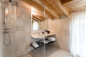 Familie appartement | Badkamer | Een douche, gratis toiletartikelen, een haardroger, een bidet