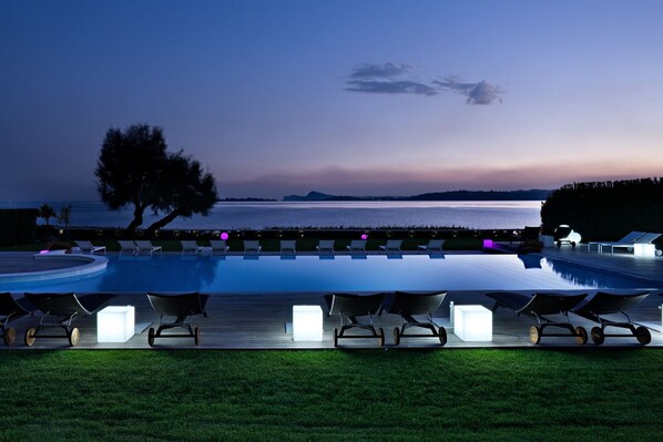 Outdoor pool, pool umbrellas, pool loungers - Villa Mughetto (Gardone Riviera)