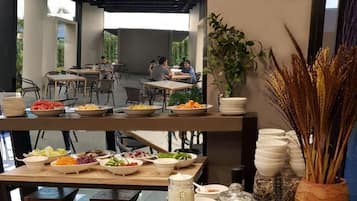 Breakfast, lunch, dinner served; local and international cuisine