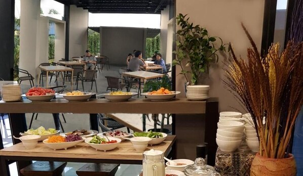 供应早餐、午餐和晚餐,本地与国际菜