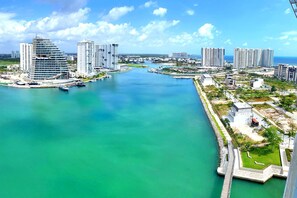 Coffre-fort, bureau, système d’insonorisation, fer et planche à repasser