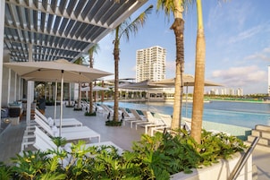 Una piscina al aire libre, sombrillas