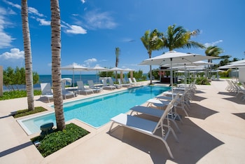 Beach bar at Renaissance Cancun Resort & Marina