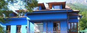 Vista frontal de la propiedad