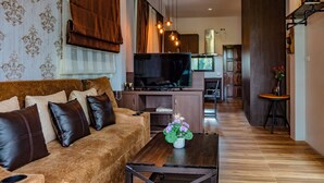 Ein modernes Wohnzimmer mit einer Couch, einem Fernseher und einem Couchtisch.