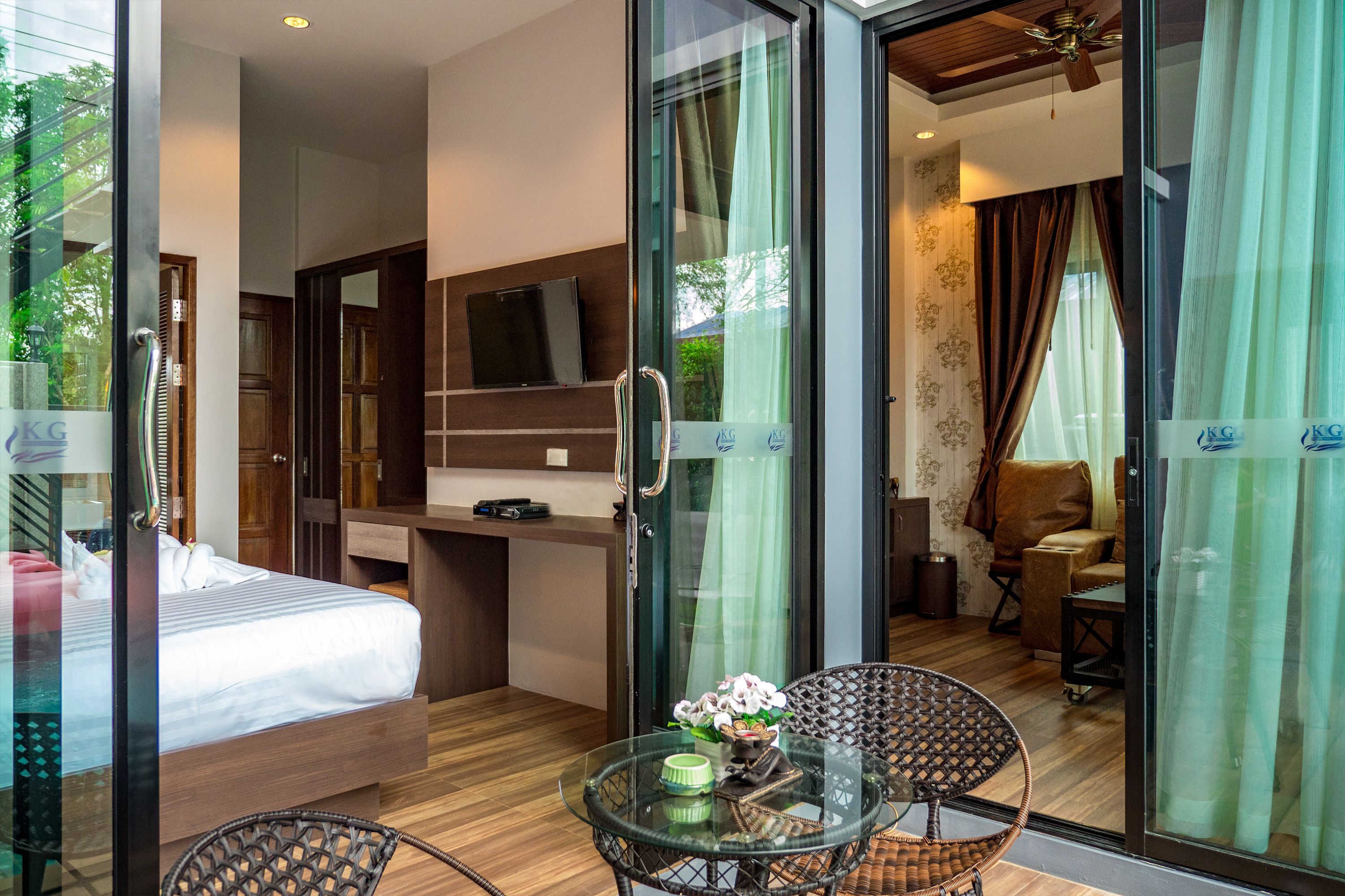 ラグジュアリー ヴィラ 3 ベッドルーム プライベートプール | リビング エリア | 42 インチの薄型テレビ (衛星放送視聴可)、スマートテレビ