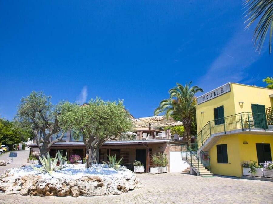 Un bâtiment jaune sur lequel on peut lire l’inscription « IMAGINE ».