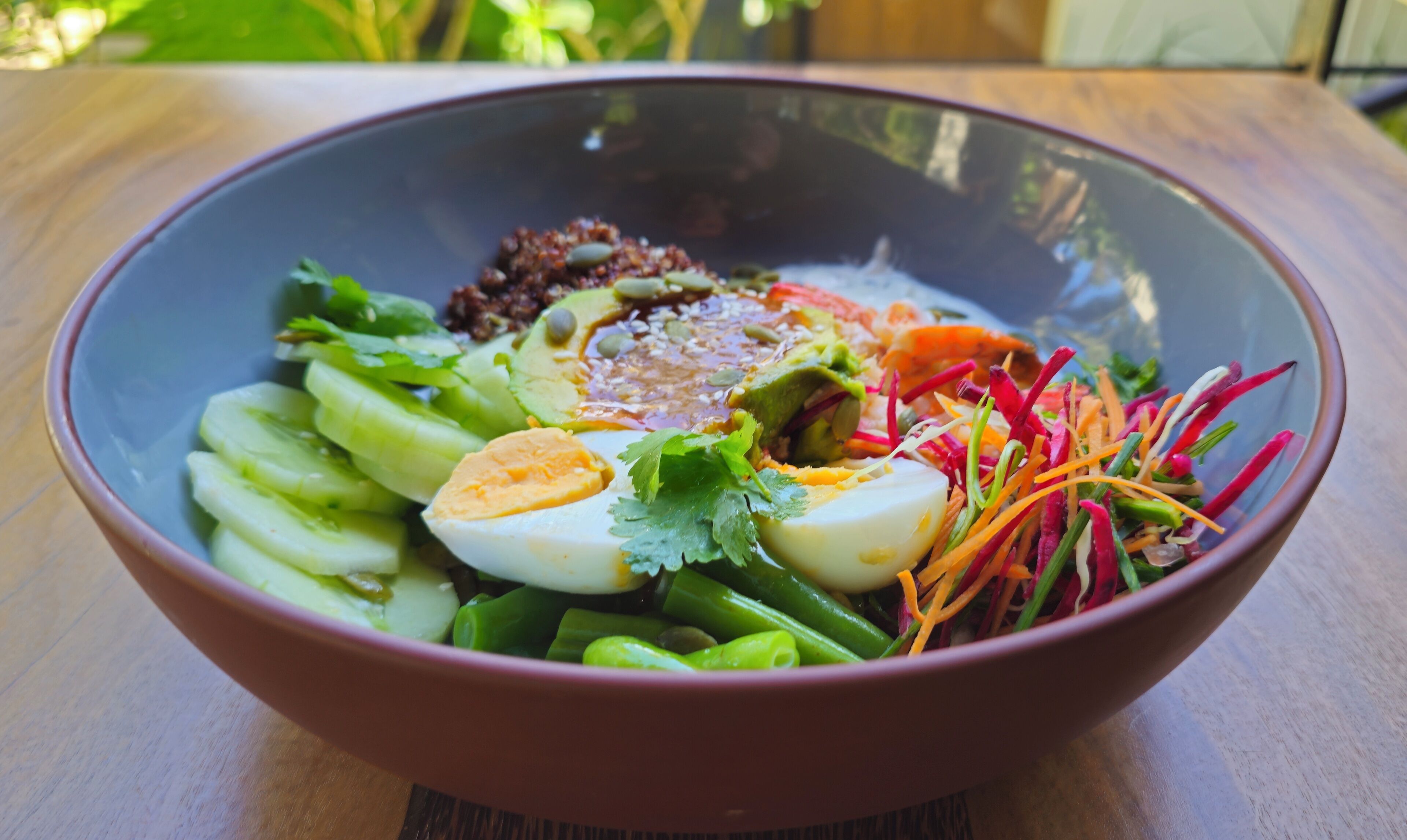 Ein Salat mit verschiedenen Gemüsesorten und einem gekochten Ei.
