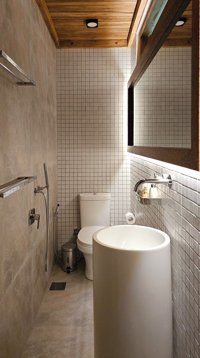 Un baño moderno con un lavamanos grande, inodoro y zona de ducha.