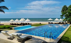 2 piscines extérieures, chaises longues